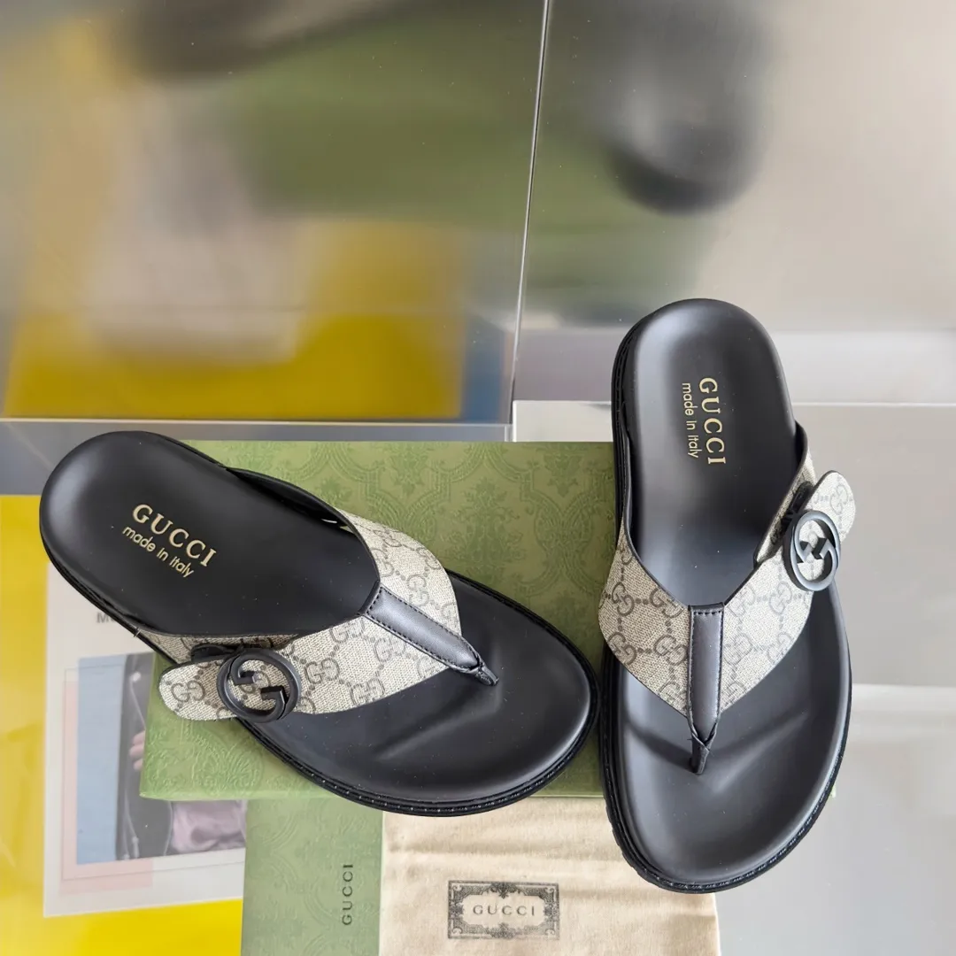 [G Home] Men's Men's Shoes💰:300💰Size:38-45 GUCC Gucci Original Order Quality 🆕2024Gucci Gucci Summer New Style Double G Presbyopia Flip-flops Cross Sandals Thick Sole Slippers Beach Shoes Original Purchase and Development Production G family's 2024 new summer dark horse items, fashion bloggers at home and abroad have put on the show, and it has become popular on social platforms at home and abroad. Fashionistas must pay for it, and they spend a lot of money to create ingenious craftsmanship and accurately restore every detail. Exquisite packaging at the delivery counter🛍📦 ▪️ Fabric: Original imported double G presbyopic leather ▪️ Lining: Original imported leather ▪️ Sole: Original open molded T men's shoes 💰U outsole ▪️ Bottom thickness: 3CM
